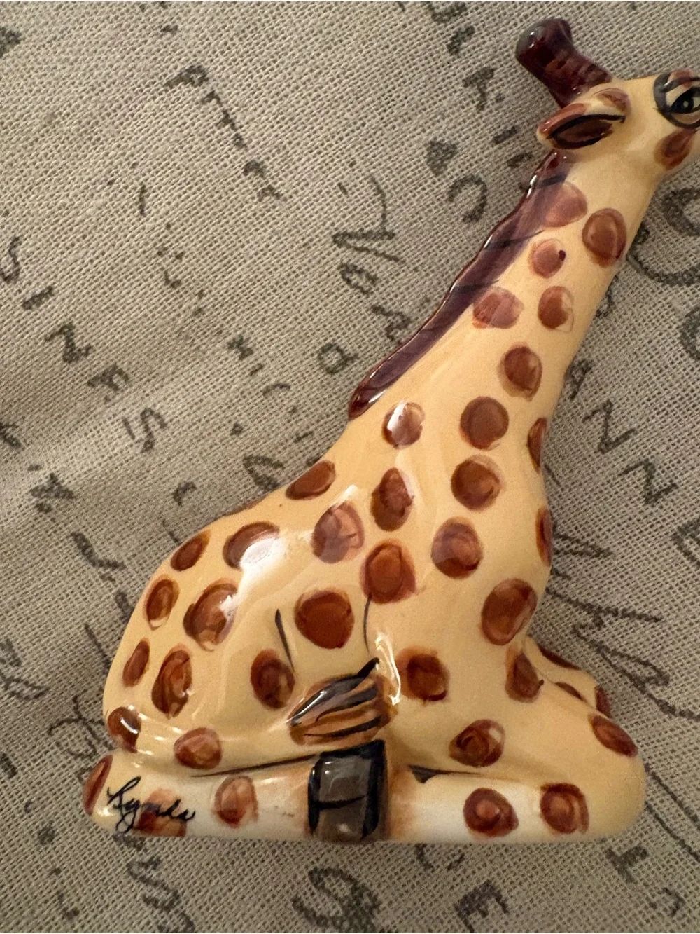 Ceramic Giraffe Salt and Pepper Shakers Spot Detail